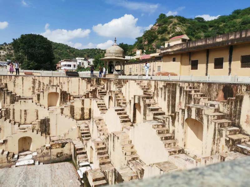 侵犯他人名譽權的行為如何處罰？上海奉賢刑事律師為您分析