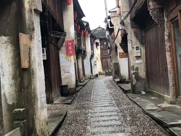 飯店服務員是三陪小姐是犯罪嗎？來和徐匯刑事律師看看這個案例